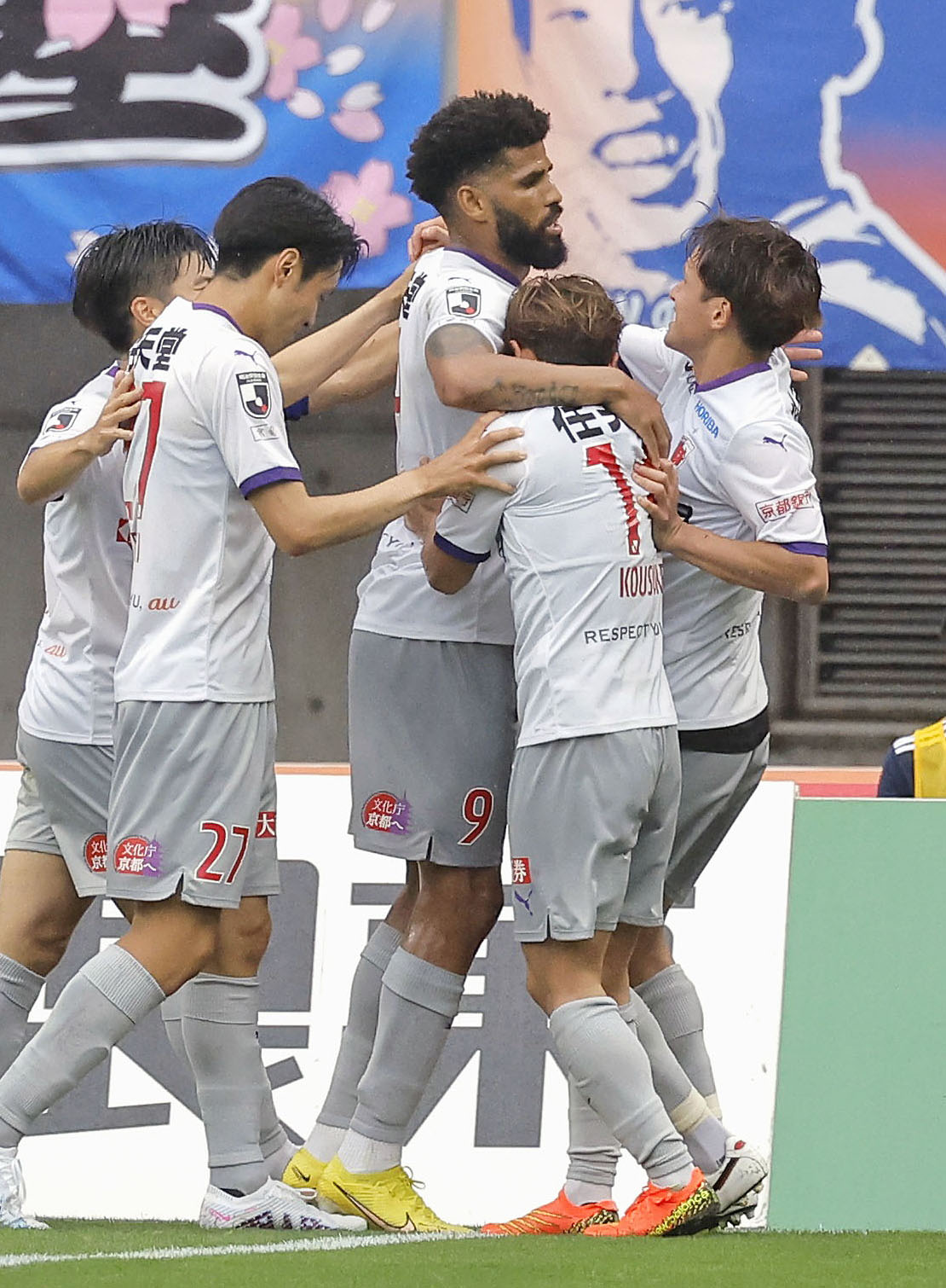 新潟―京都　後半、勝ち越しゴールを決め、祝福される京都パトリック（中央）（共同）