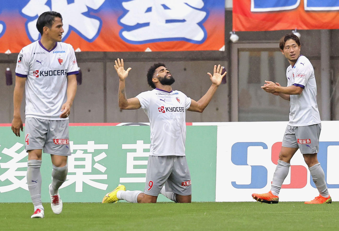 新潟―京都　後半、勝ち越しゴールを決め、喜ぶ京都パトリック（中央）（共同）