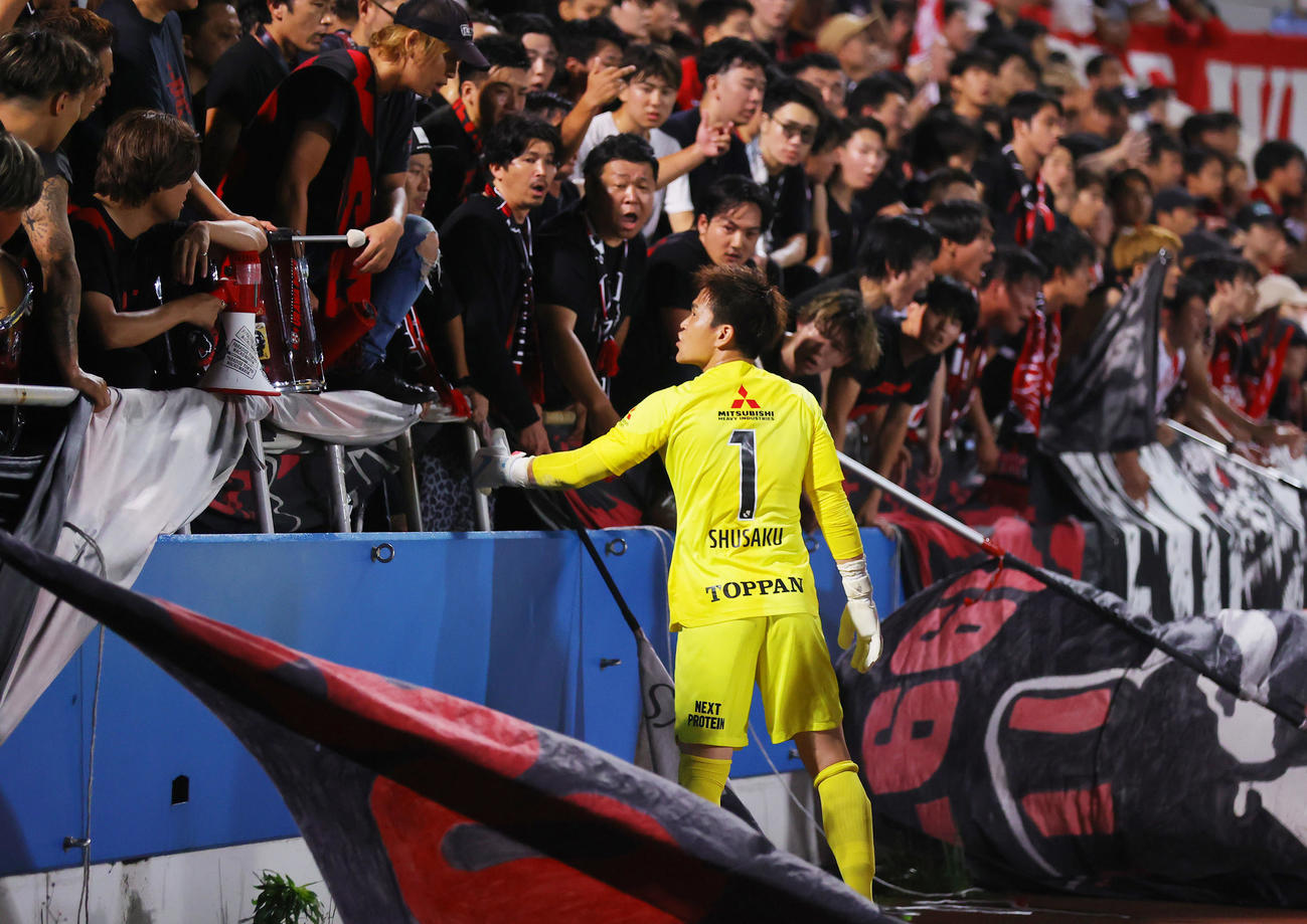 横浜FC対浦和　スコアレスドローに終わりサポーターと話をする浦和西川（撮影・野上伸悟）