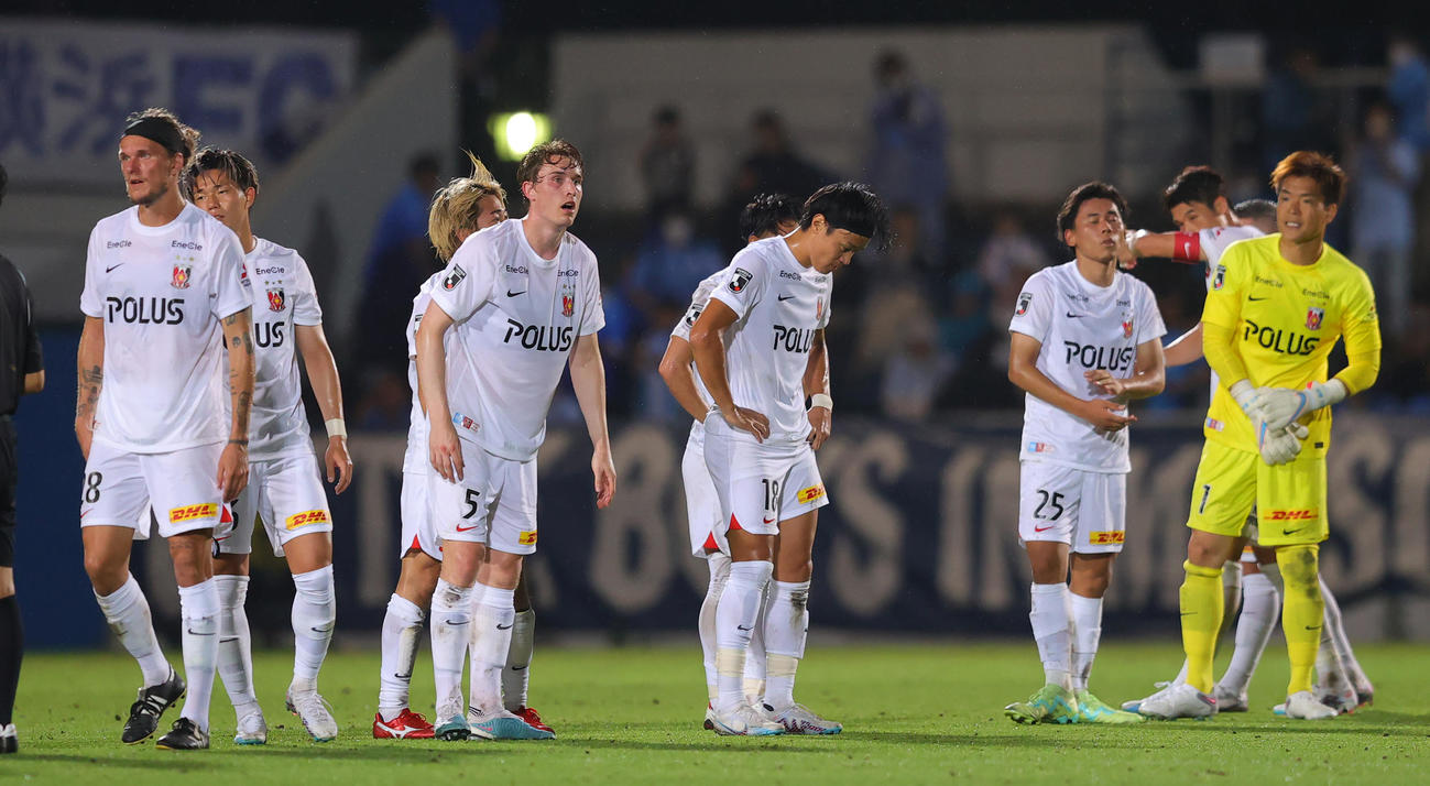 横浜FC対浦和　スコアレスドローに終わり無念の表情の浦和イレブン（撮影・野上伸悟）