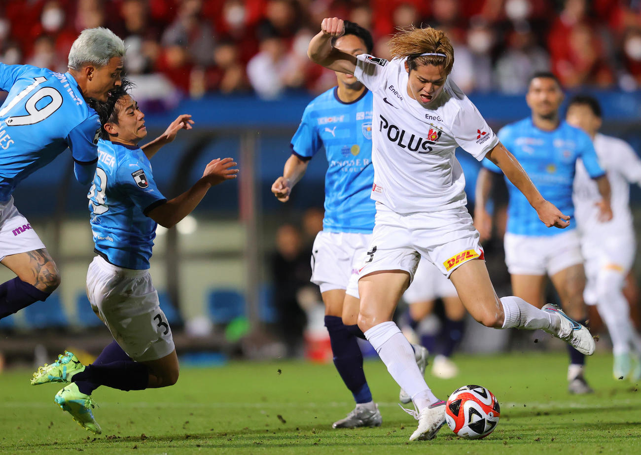 横浜FC対浦和　後半、シュートを放つ浦和伊藤（撮影・野上伸悟）