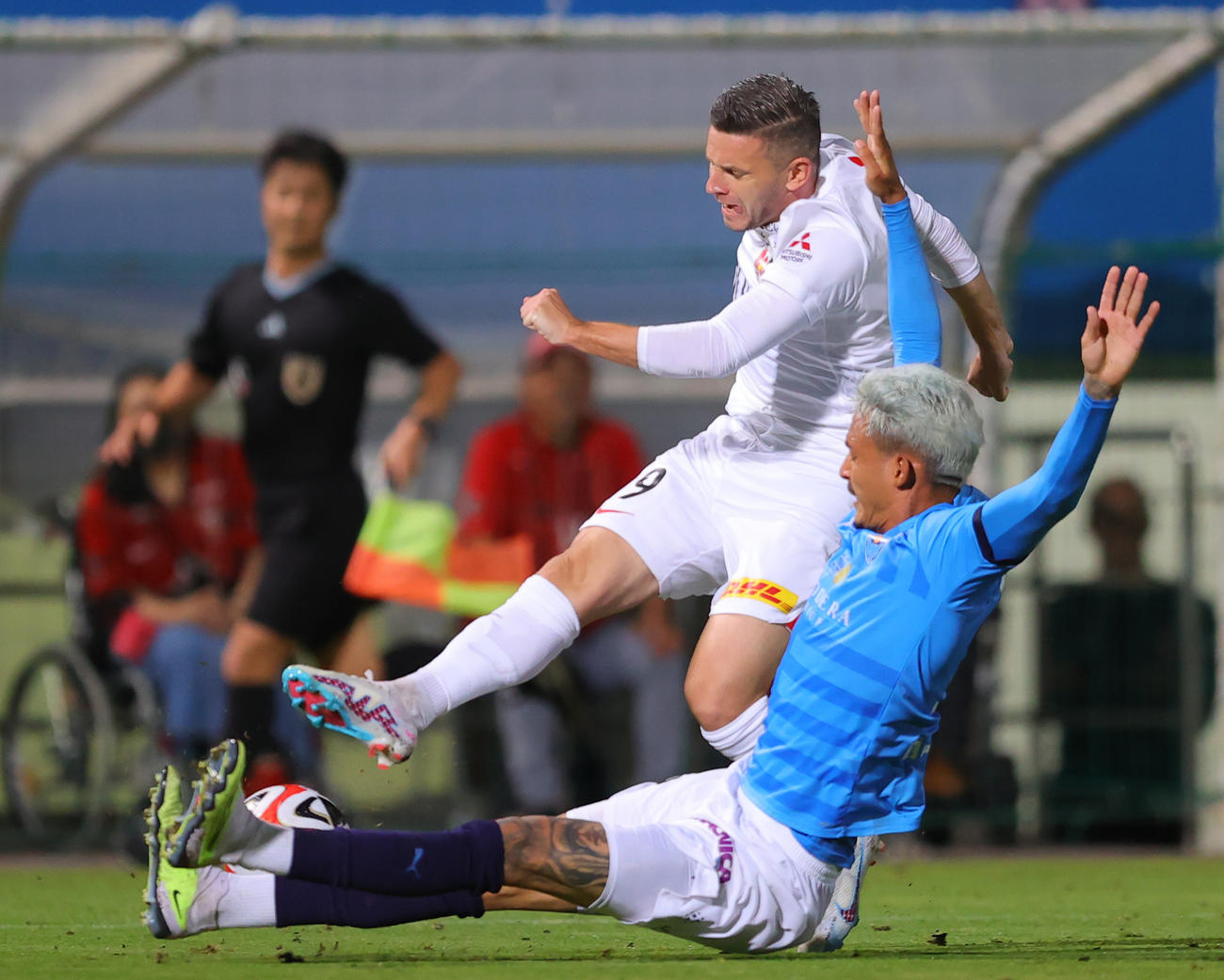 横浜FC対浦和　後半、シュートを放つ浦和リンセン（奥）と、止める横浜FCマテウス・モラエス（撮影・野上伸悟）