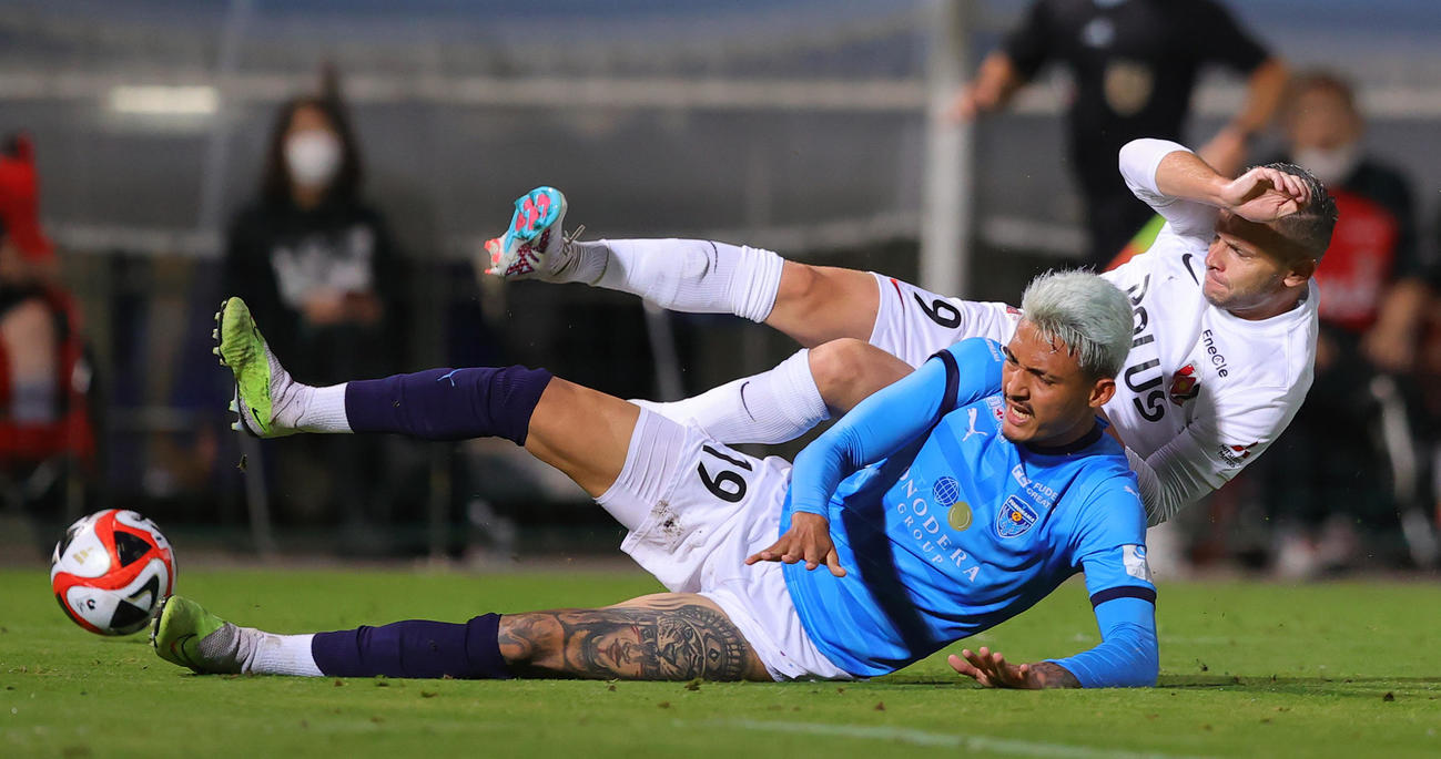 横浜FC対浦和　後半、シュートを放つ浦和リンセン（奥）と、止める横浜FCマテウス・モラエス（撮影・野上伸悟）