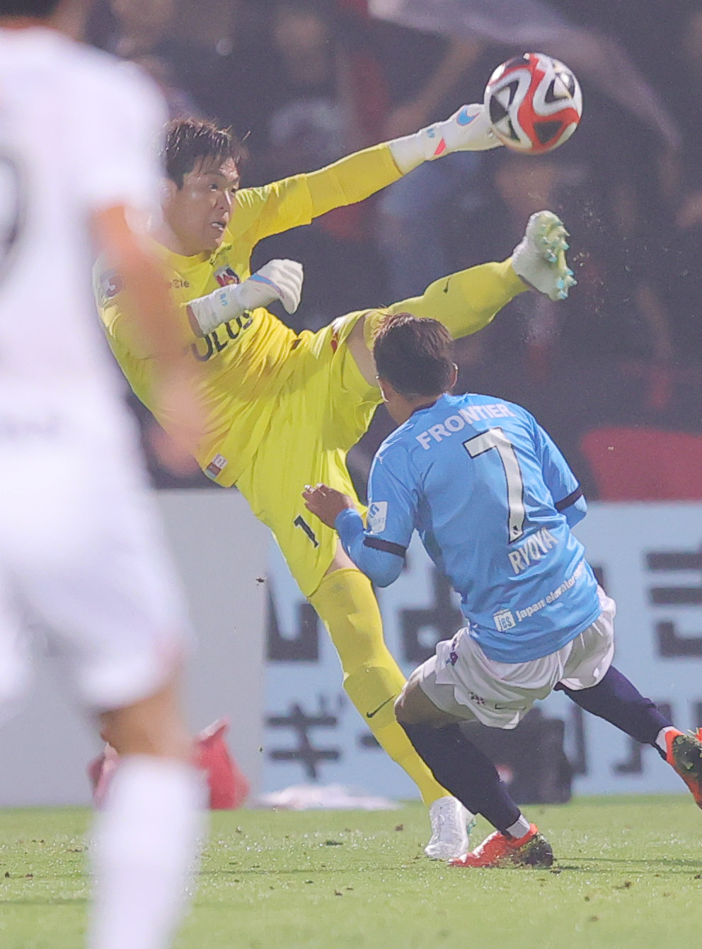 横浜FC対浦和　前半、クリアする浦和GK西川（撮影・野上伸悟）