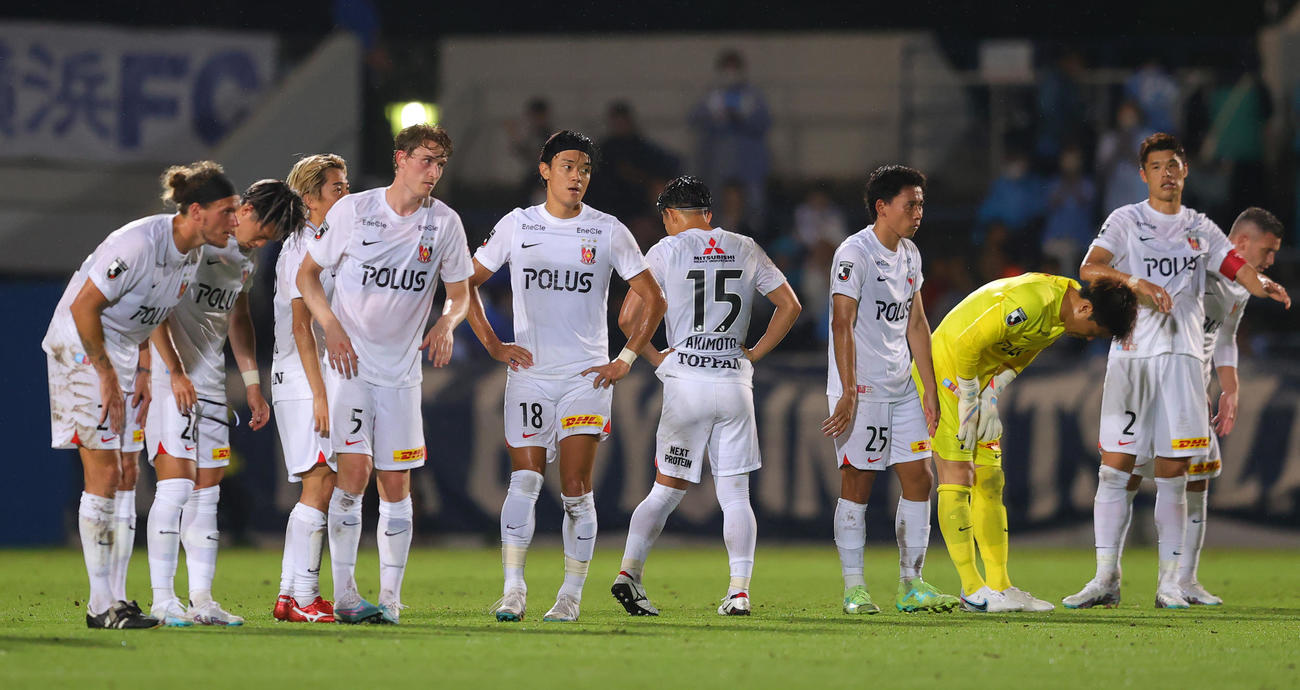 横浜FC対浦和　スコアレスドローに終わり無念の表情の浦和イレブン（撮影・野上伸悟）