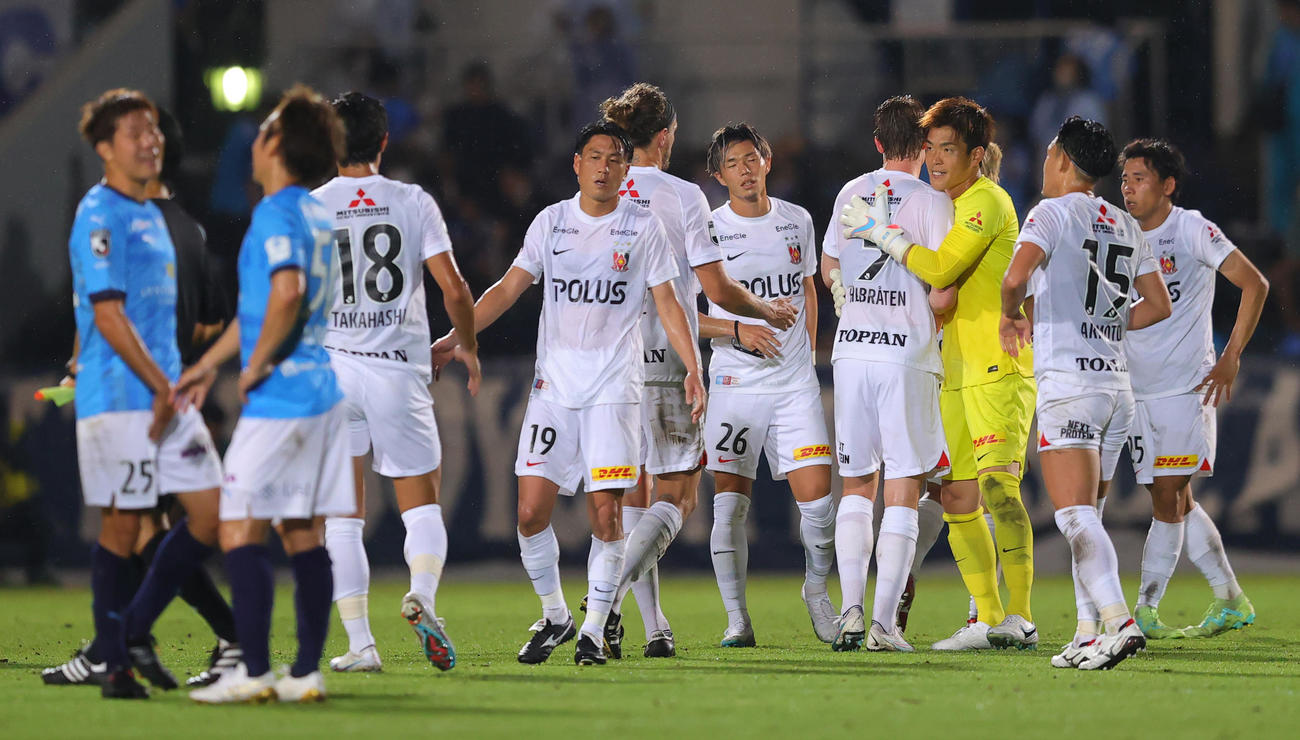 横浜FC対浦和　スコアレスドローに終わりねぎらいあう浦和イレブン（撮影・野上伸悟）