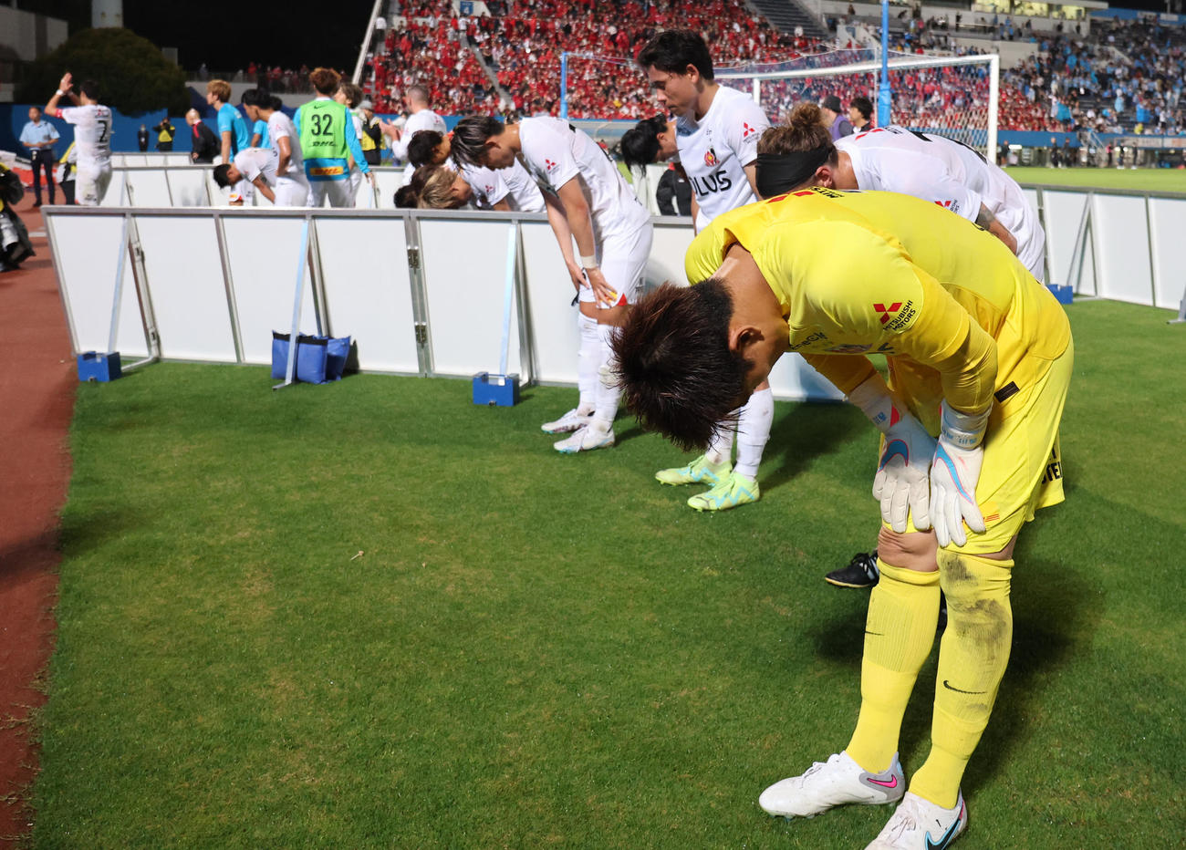 横浜FC対浦和　スコアレスドローに終わりサポーターにあいさつする西川（手前）ら浦和の選手たち（撮影・野上伸悟）