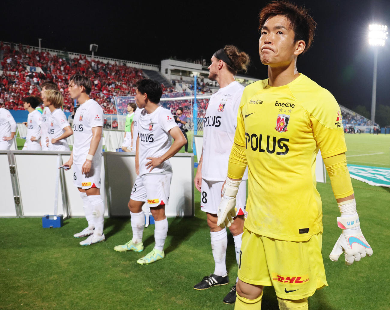 横浜FC対浦和　スコアレスドローに終わりサポーターにあいさつする西川（手前）ら浦和の選手たち（撮影・野上伸悟）