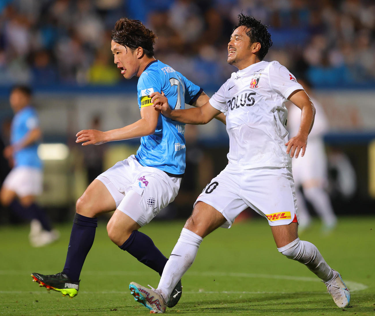 横浜FC対浦和　後半、浦和興梠（右）をガードする横浜FC岩武（撮影・野上伸悟）