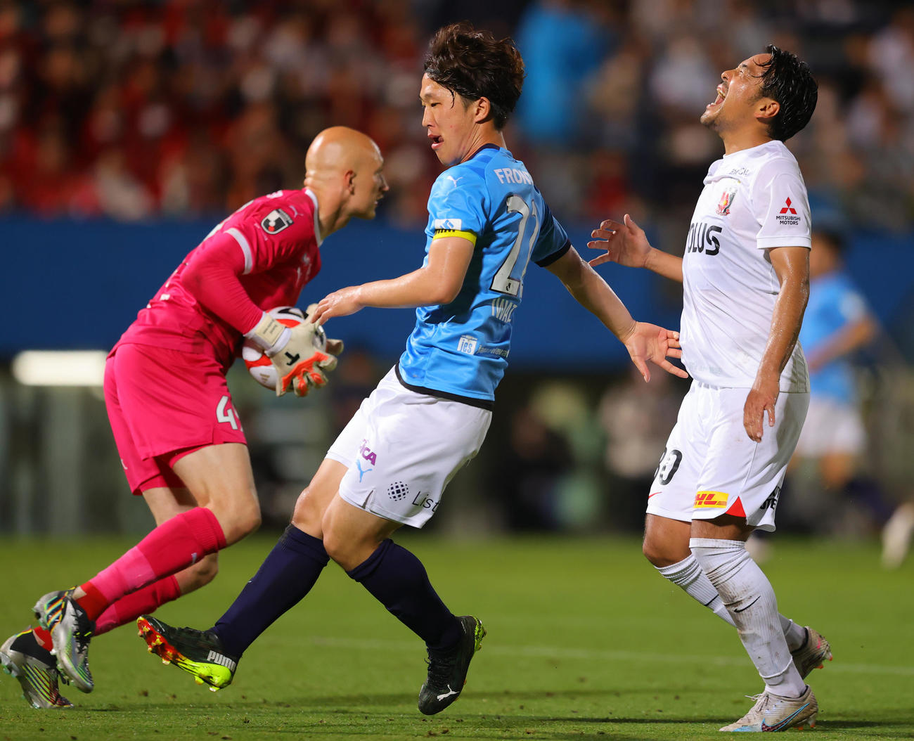 横浜FC対浦和　後半、浦和興梠（右）をガードする横浜FC岩武（撮影・野上伸悟）