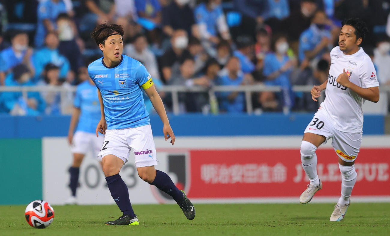 横浜FC対浦和　前半、ボールキープする横浜FC岩武。右は浦和興梠（撮影・野上伸悟）