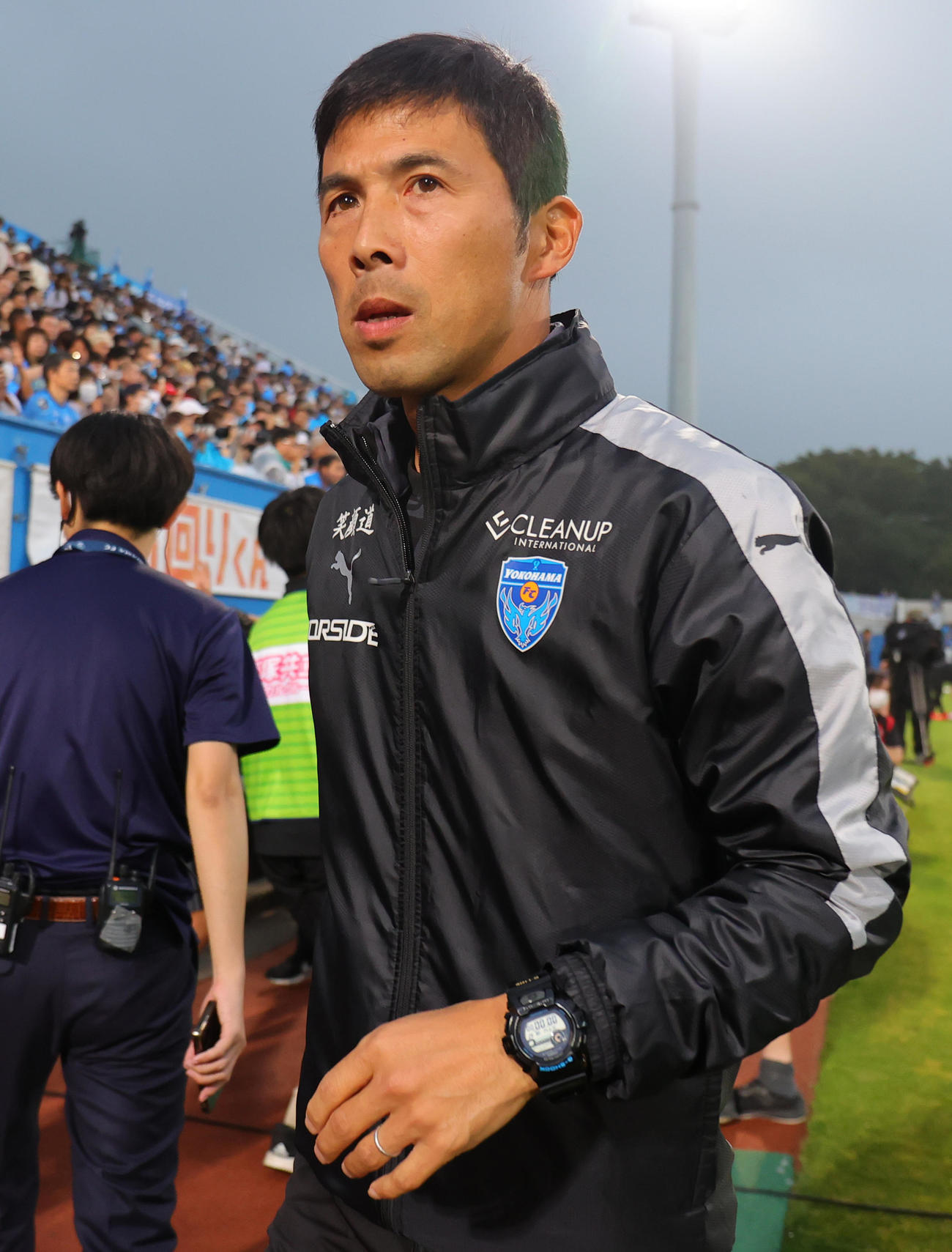横浜FC対浦和　新型コロナウイルス感染から復帰し指揮をとった横浜FC四方田監督（撮影・野上伸悟）