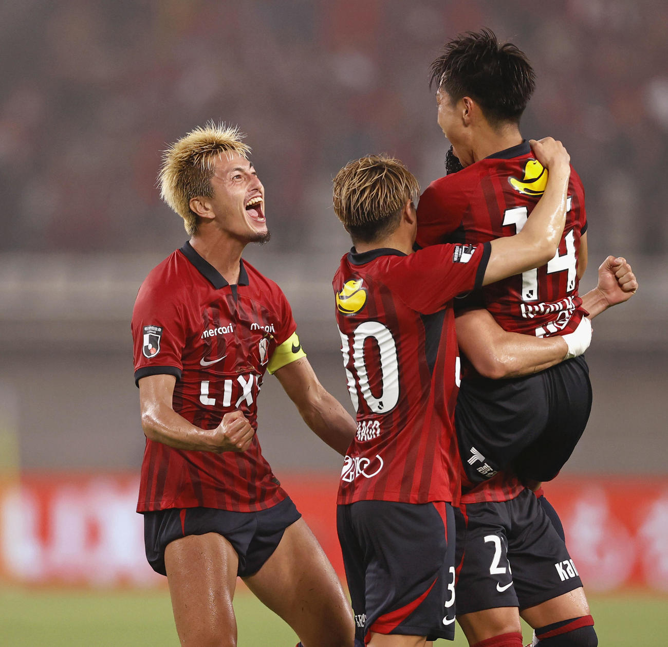 鹿島対湘南　前半、先制FKを決めた樋口（右上）を祝福する鈴木（左）ら鹿島の選手たち（共同）