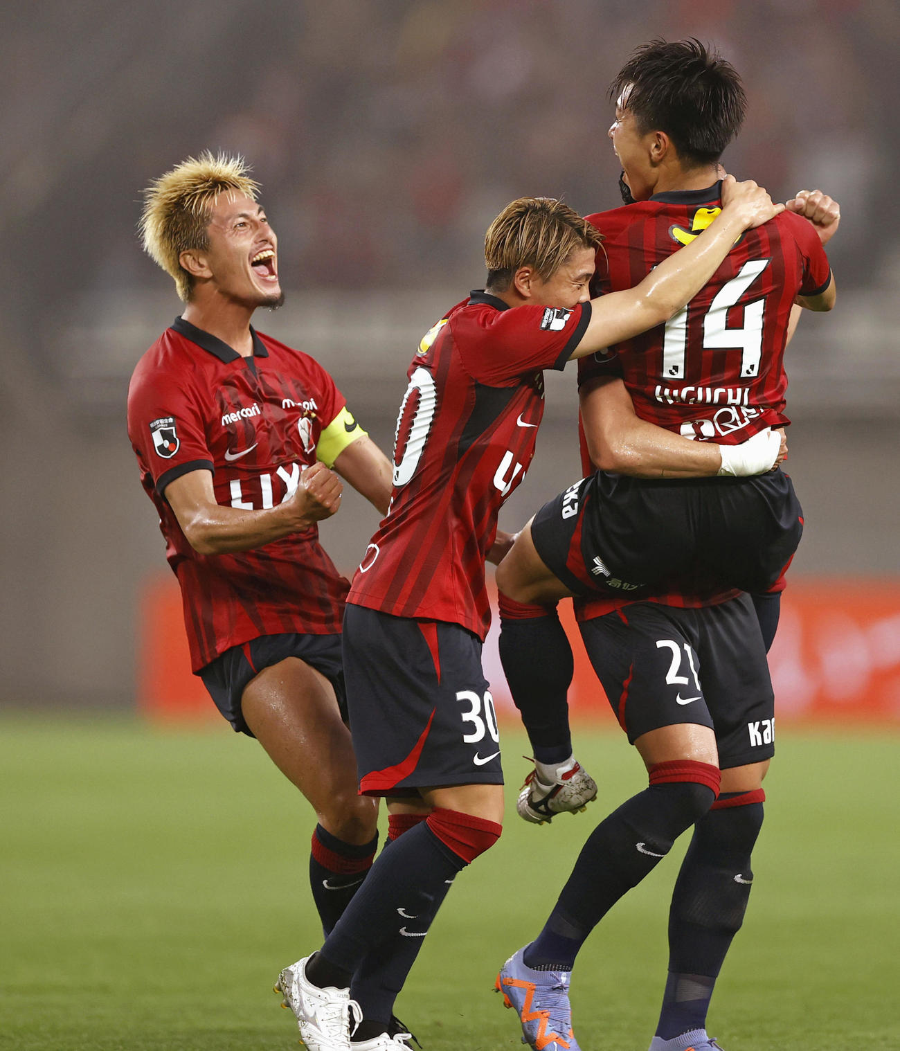 鹿島対湘南　前半、先制FKを決めた樋口（右上）を祝福する鈴木（左）ら鹿島の選手たち（共同）