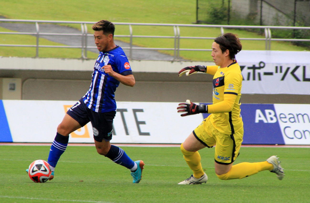 後半34分、いわきGK高木和（右）をかわしゴールを挙げる山形FW加藤