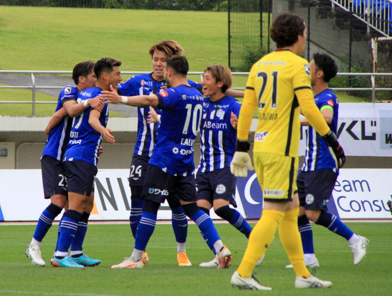 後半34分、ゴールを挙げた山形FW加藤（左から2人目）は、アシストのアウベス（10番）らと抱き合って大喜び