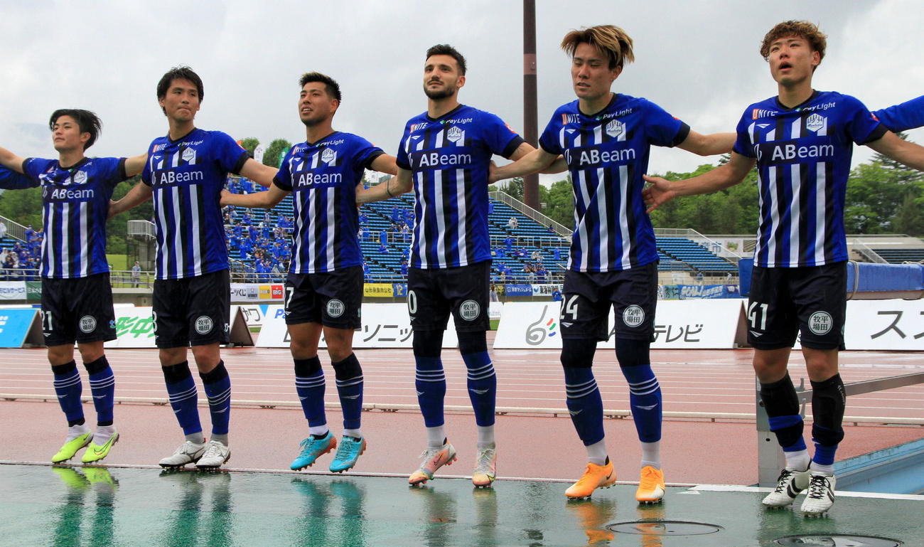試合後、勝利を祝い跳びはねる2得点のFW加藤（左から3人目）と先制ゴールのMFアウベス（同4人目）ら山形イレブン