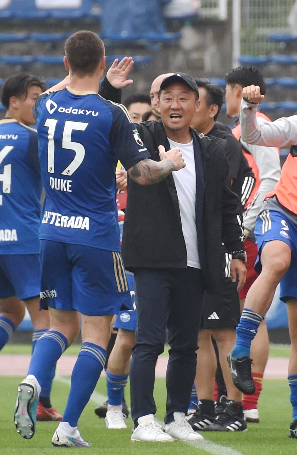 町田対長崎　前半、先制点を挙げた町田FWデューク（左）を笑顔で迎え入れる黒田監督（撮影・山田愛斗）