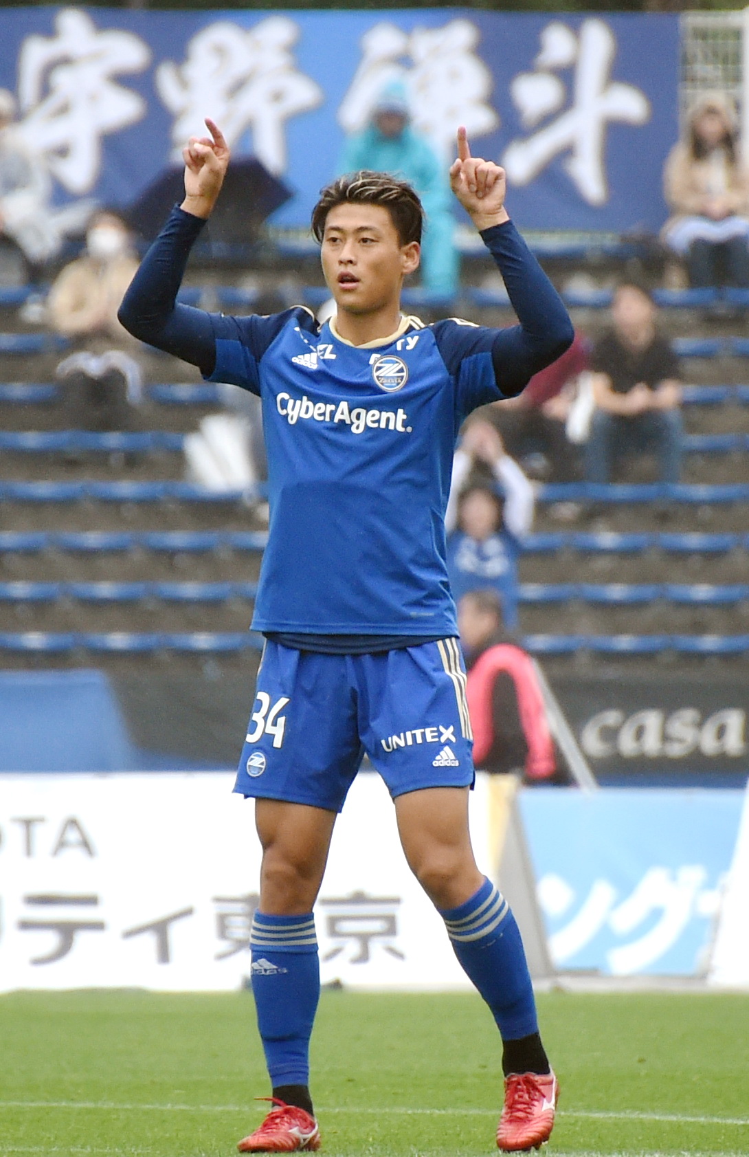 前半、味方に指示を送る町田DF藤原