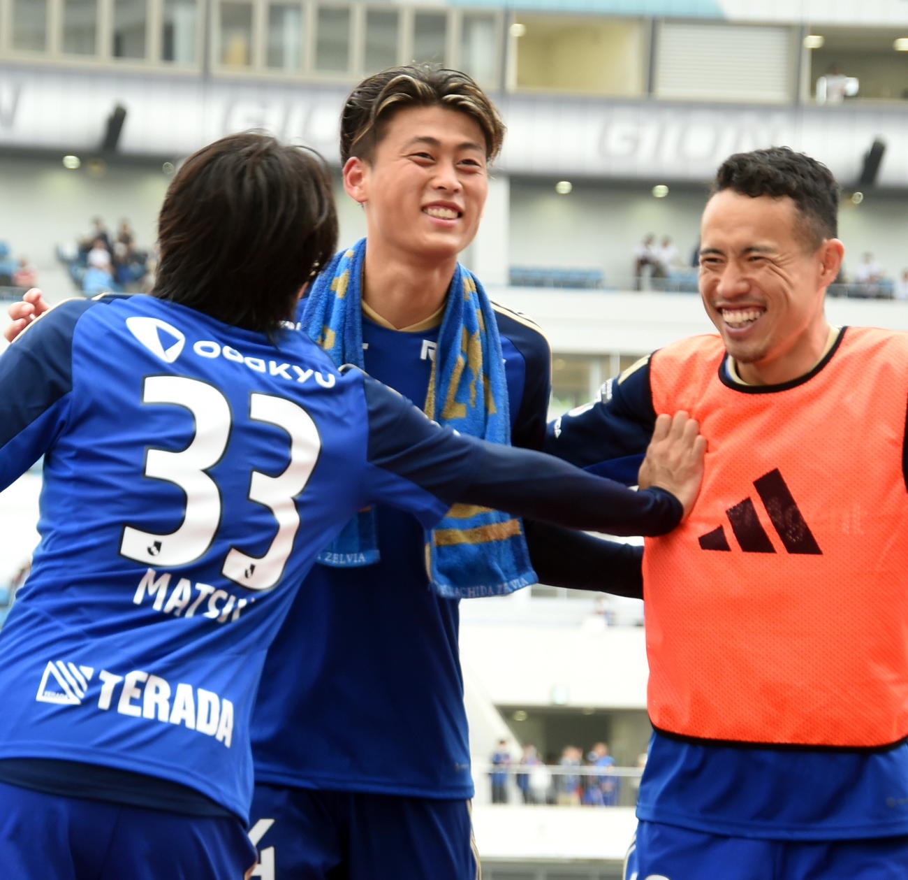 サポーターと笑顔で勝利を喜ぶ町田DF藤原（中央）