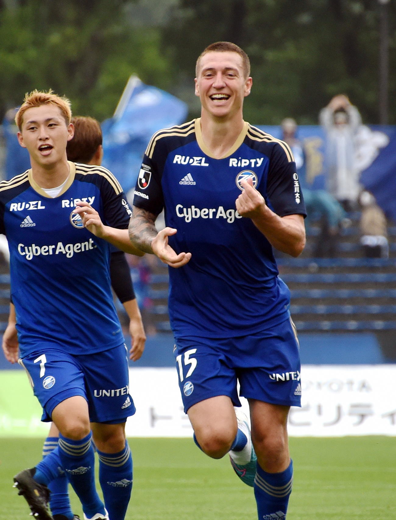 町田対長崎　前半30分、先制ゴールを決めてポーズを決めて喜ぶ町田FWデューク（右）とMF荒木（撮影・山田愛斗）