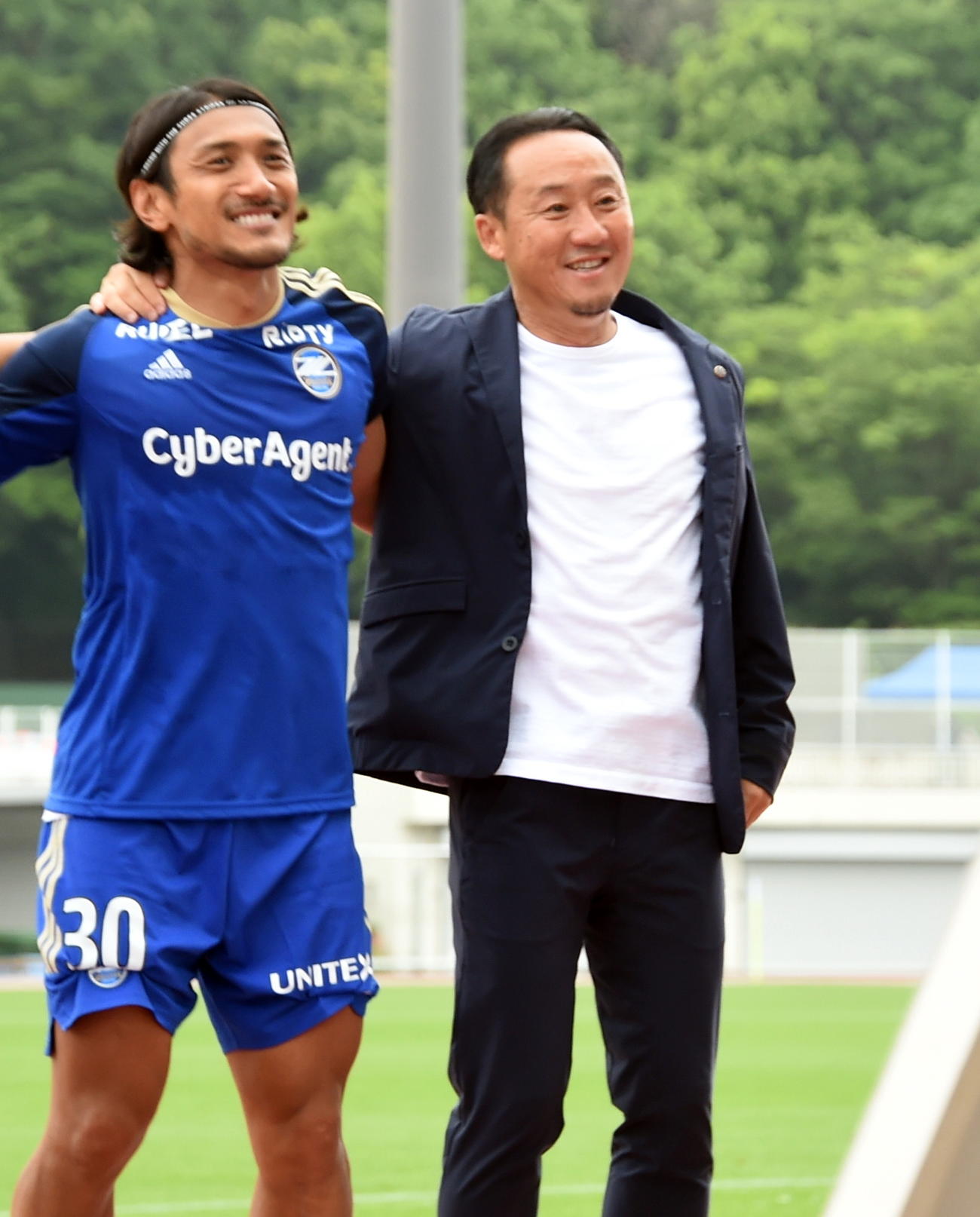 町田対長崎　町田FW中島（左）と肩を組みサポーターと勝利の喜びを分かち合う黒田監督（撮影・山田愛斗）