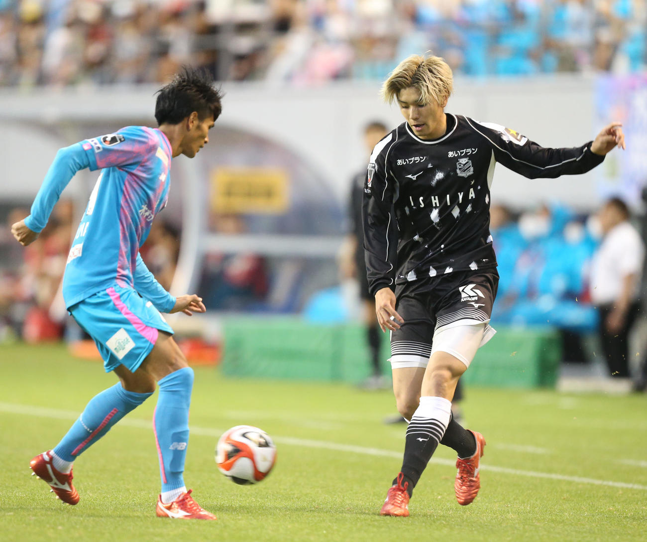 鳥栖対札幌　前半　プレーする中村(右)(撮影・冨田成美）