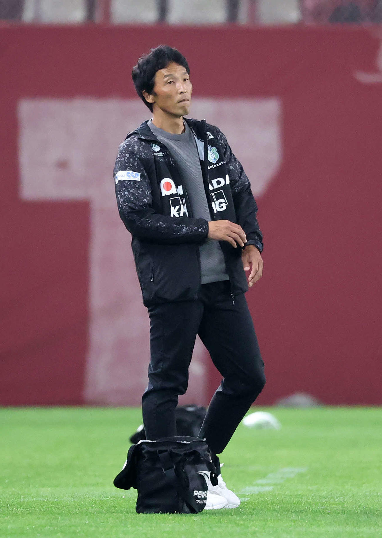 鹿島対湘南　前半、戦況を見つめる湘南山口監督（撮影・鈴木正人）
