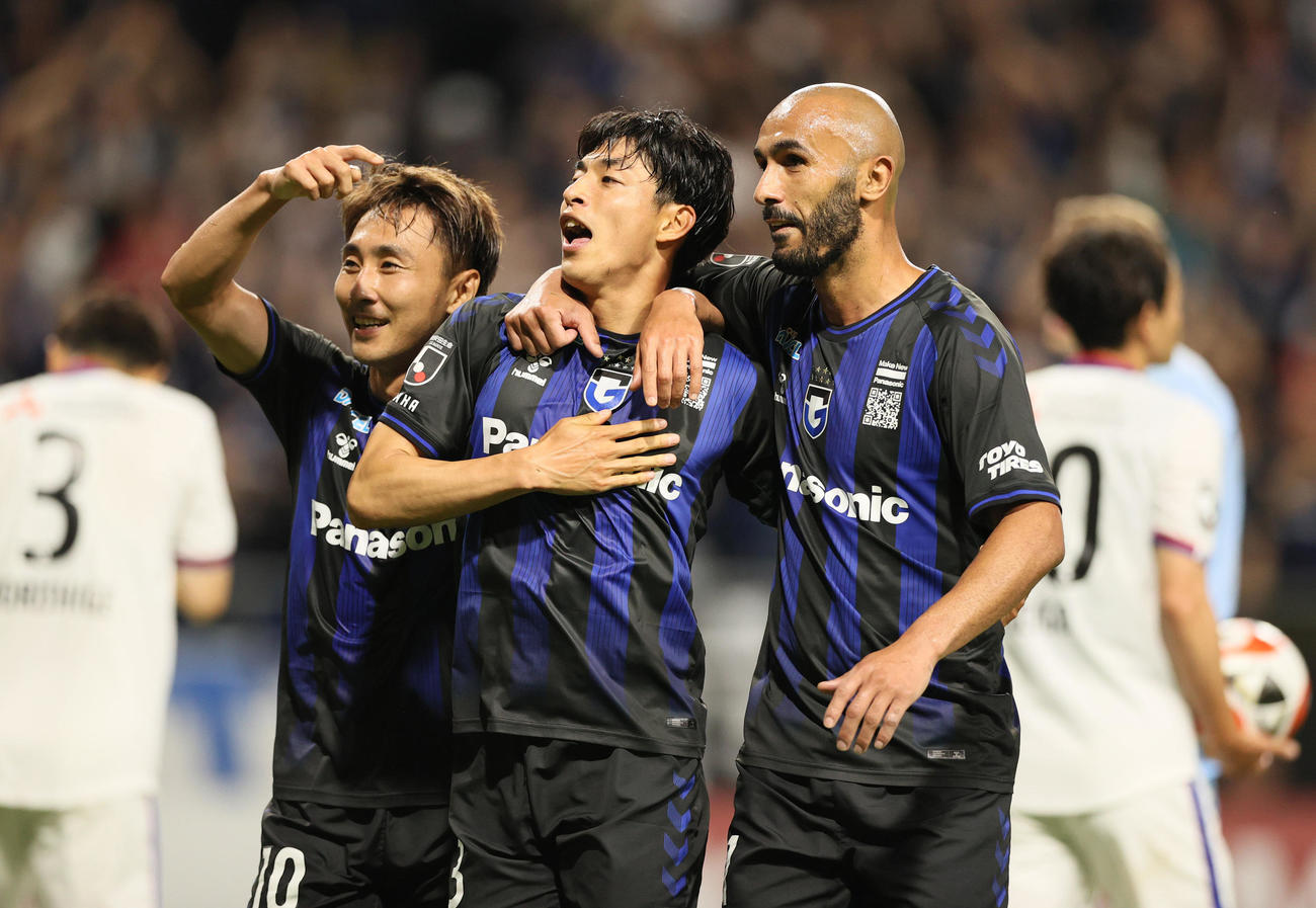 G大阪対東京　後半、G大阪半田（中央）はゴールを決め歓喜する（撮影・上山淳一）