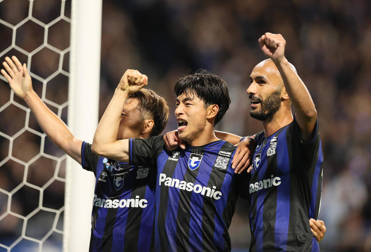 G大阪対東京　後半、G大阪半田（中央）はゴールを決め歓喜する（撮影・上山淳一）