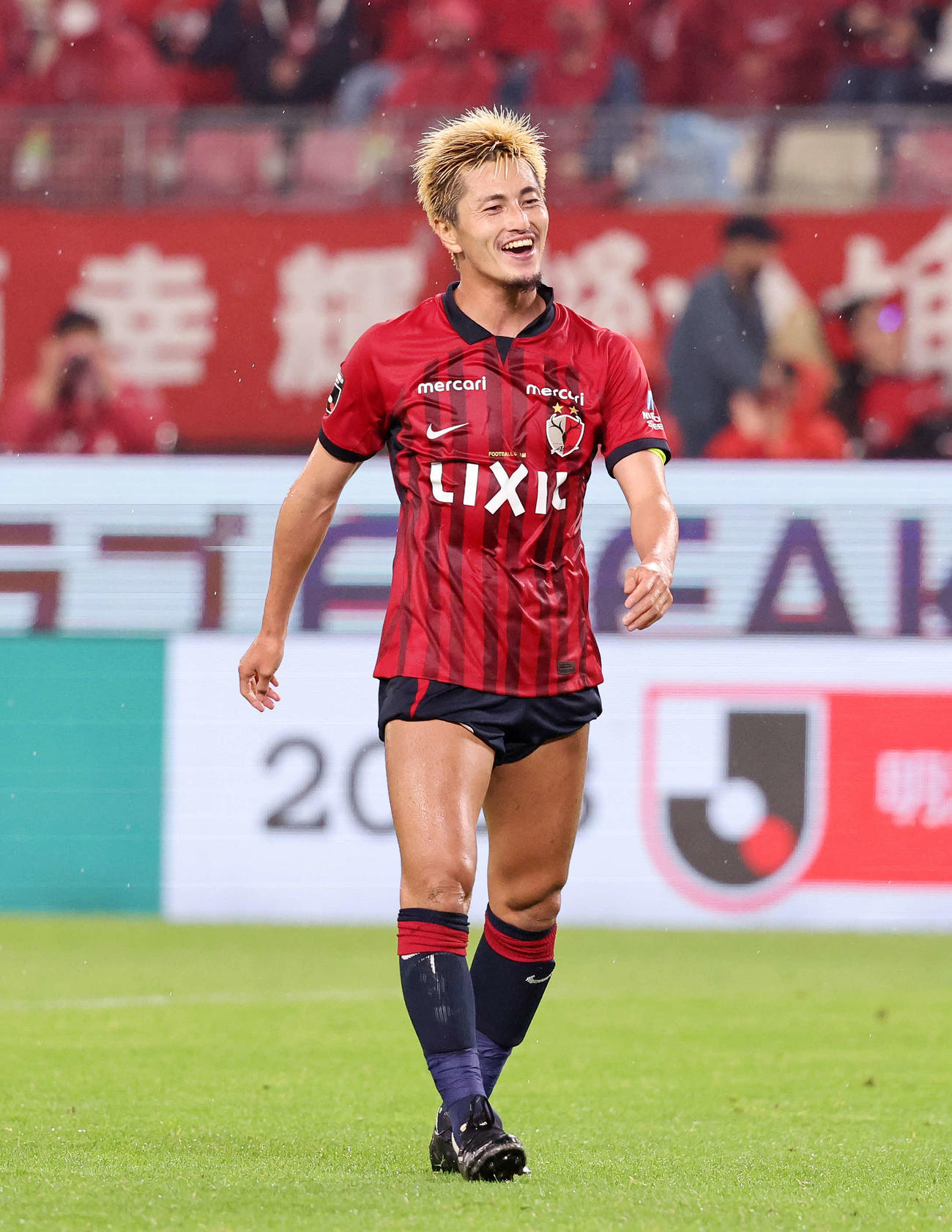 鹿島対湘南　勝利し笑顔を見せる鹿島鈴木（撮影・鈴木正人）