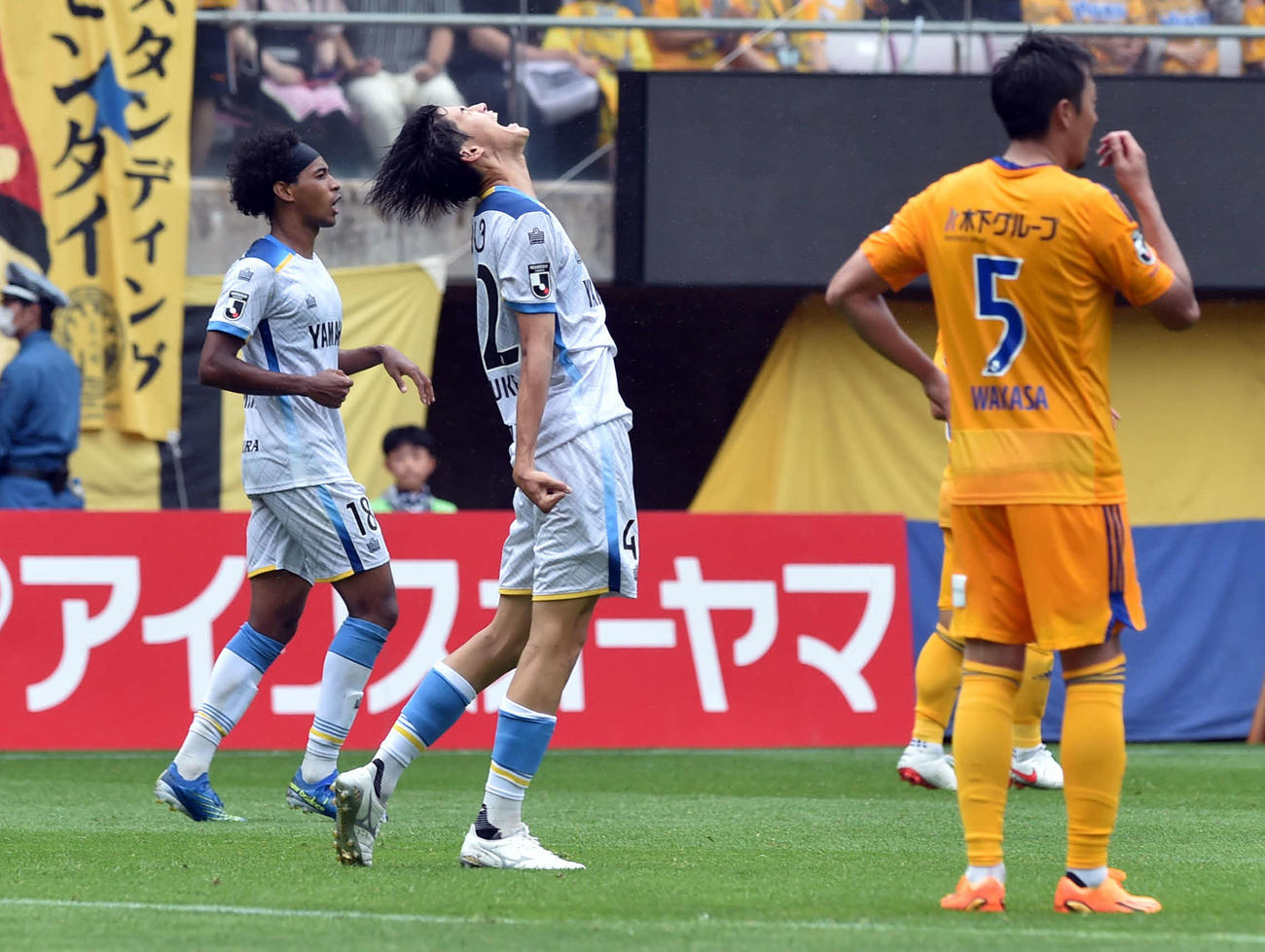 仙台対磐田　試合終了の笛が鳴り、雄たけびを上げる磐田後藤（撮影・相沢孔志）