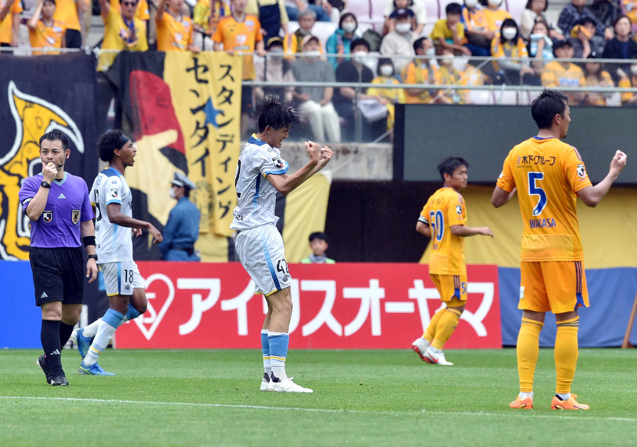 仙台対磐田　試合終了の笛が鳴り、ガッツポーズを見せる磐田後藤（中央）（撮影・相沢孔志）