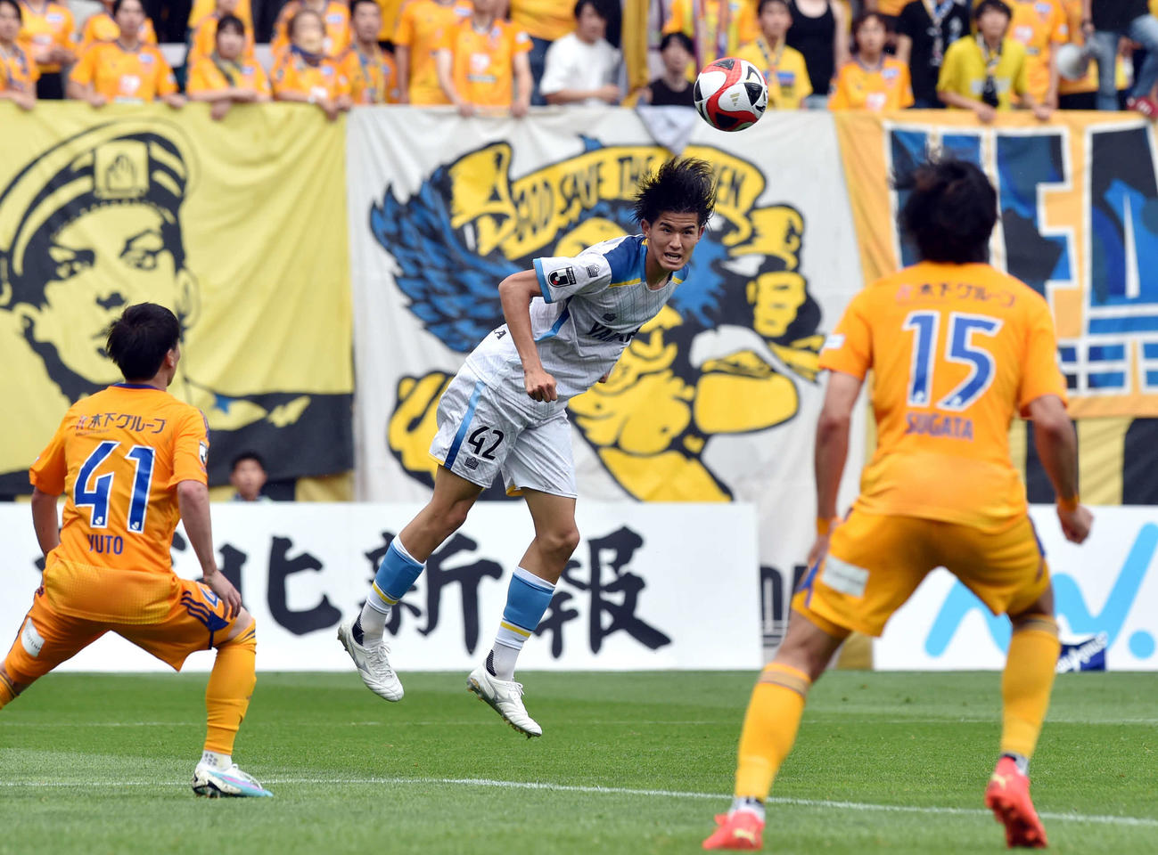 仙台対磐田　後半、ヘディングする磐田後藤（撮影・相沢孔志）