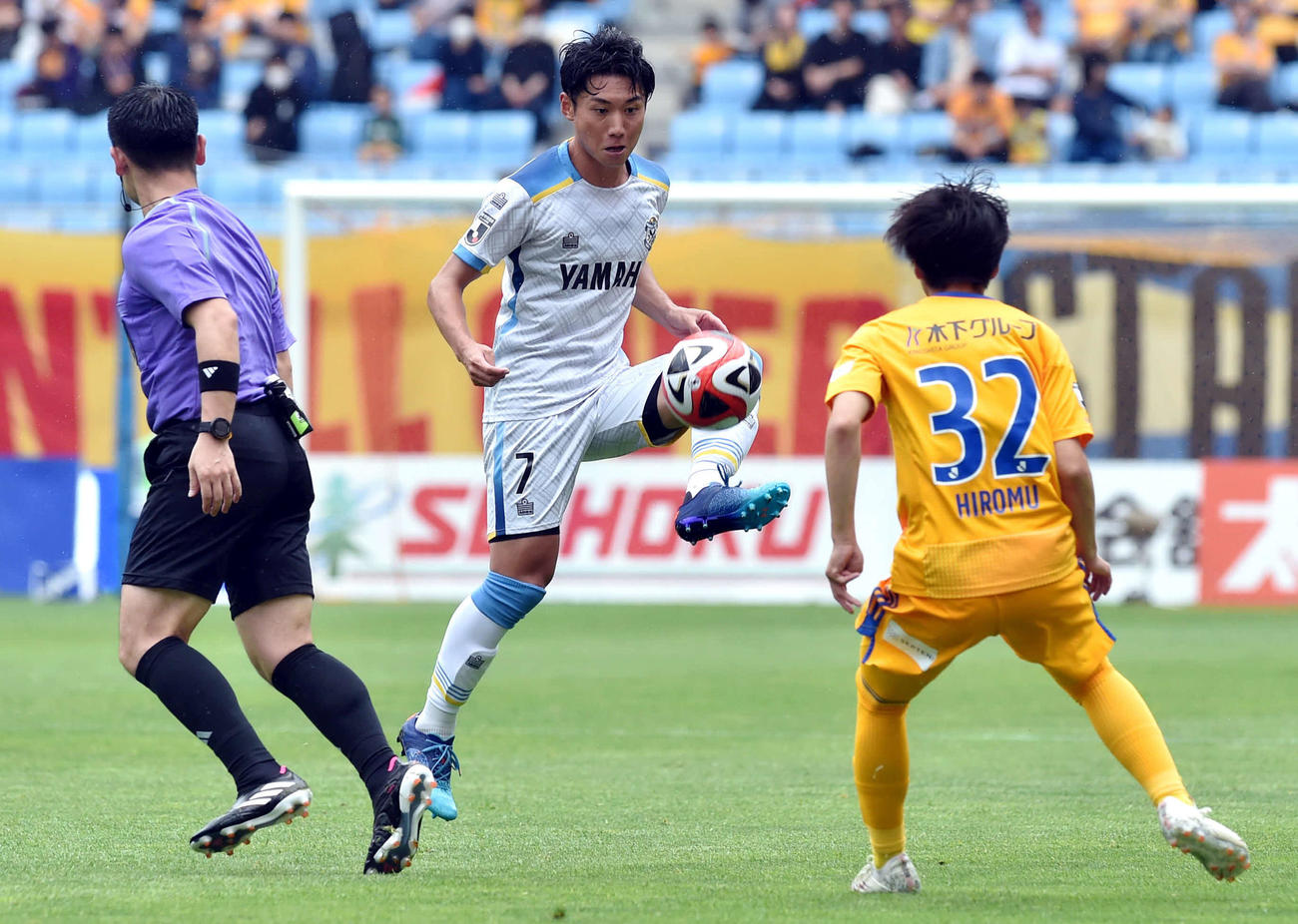 仙台対磐田　後半、パスを出す磐田上原（中央）（撮影・相沢孔志）