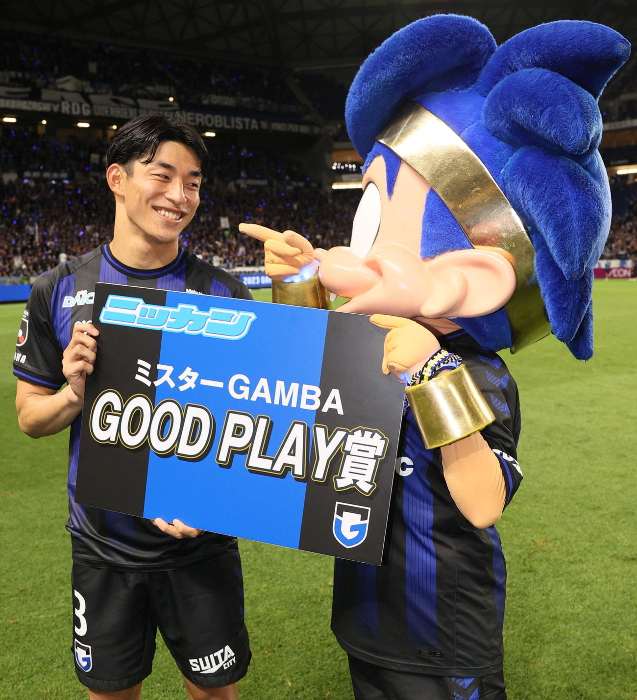 G大阪対東京　G大阪半田はミスターガンバGOOD PLAY賞を獲得し笑顔を見せる（撮影・上山淳一）