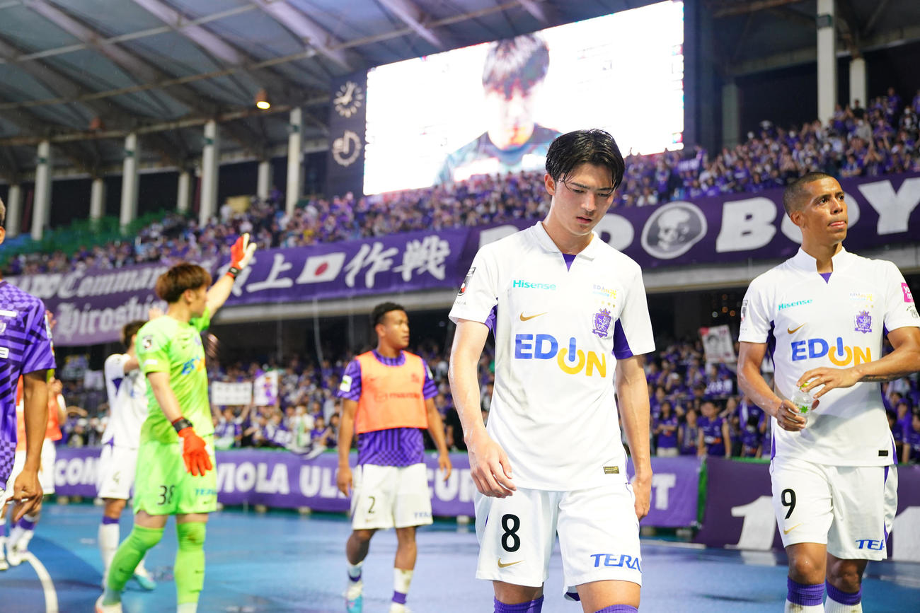 川崎F対広島　川崎Fに敗れうつむく広島川村（右から2人目）（撮影・垰建太）