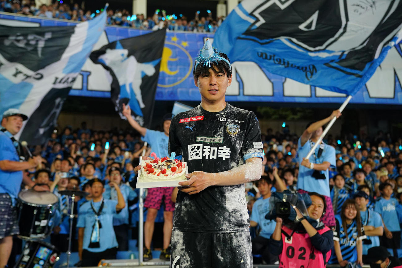 川崎F対広島　誕生日に広島戦で決勝点を挙げた川崎F脇坂はケーキを手にする（撮影・垰建太）