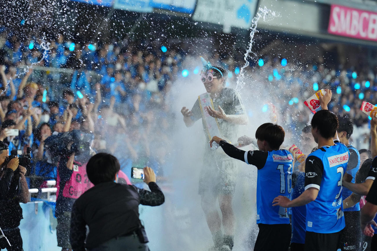 川崎F対広島　広島に勝利しこの日誕生日で決勝点を挙げた川崎F脇坂はチームメートから手荒い祝福を受ける（撮影・垰建太）