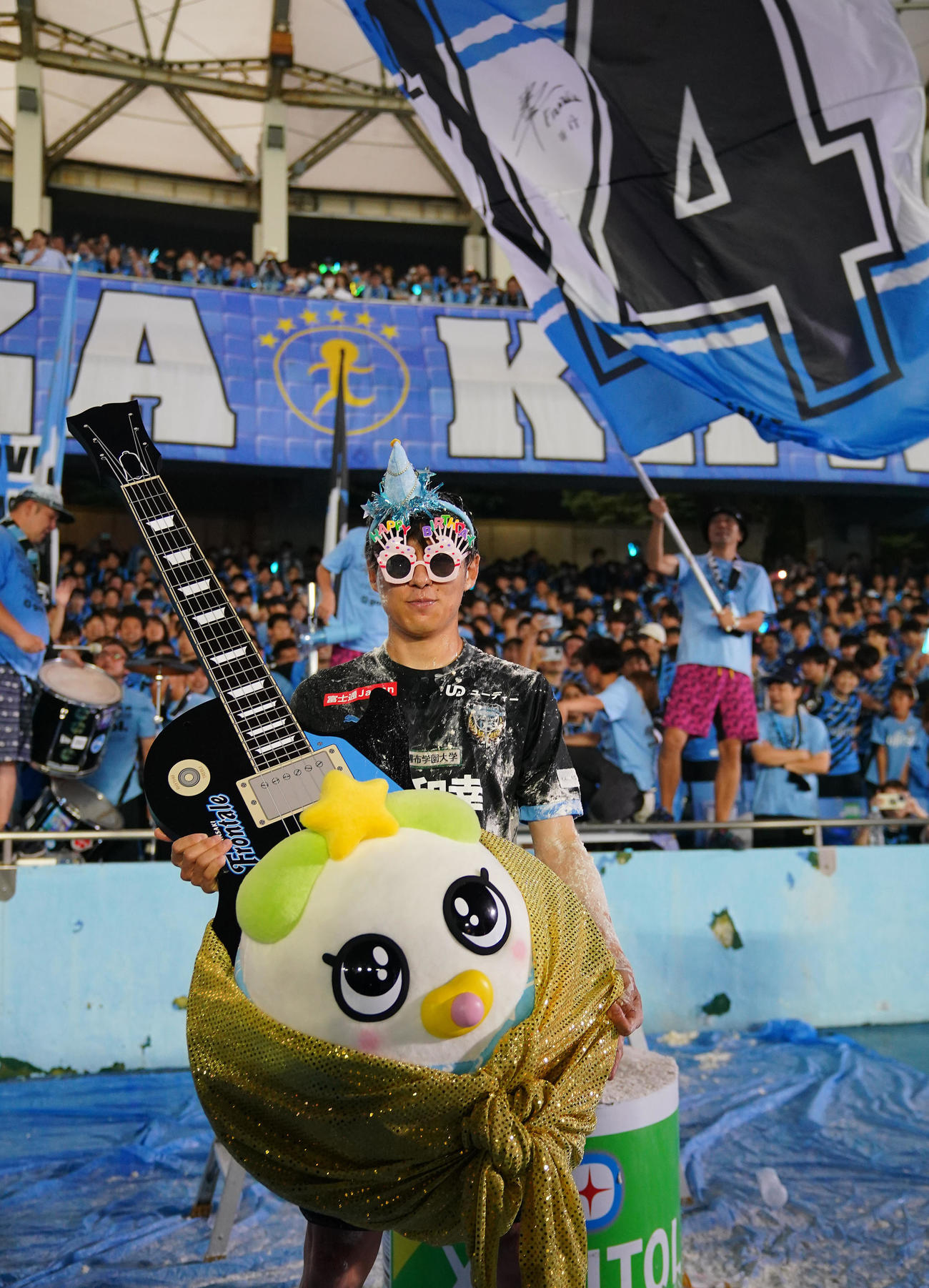 川崎F対広島　広島に勝利しこの日誕生日で決勝点を挙げた川崎F脇坂は派手な装いで写真に納まる（撮影・垰建太）