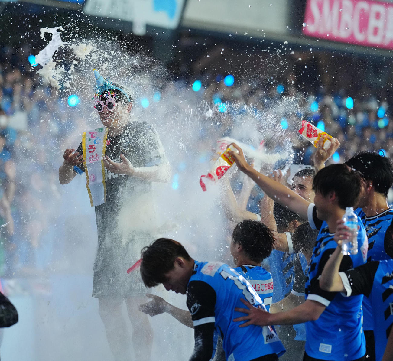 川崎F対広島　誕生日に広島戦で決勝点を挙げた川崎F脇坂（左）は小麦粉をかけられ祝福される（撮影・垰建太）（撮影・垰建太）