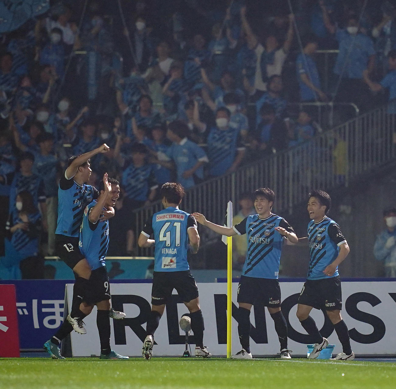 川崎F対広島　後半、先制ゴールを決めチームメートと喜び合う川崎F脇坂（右から2人目）（撮影・垰建太）
