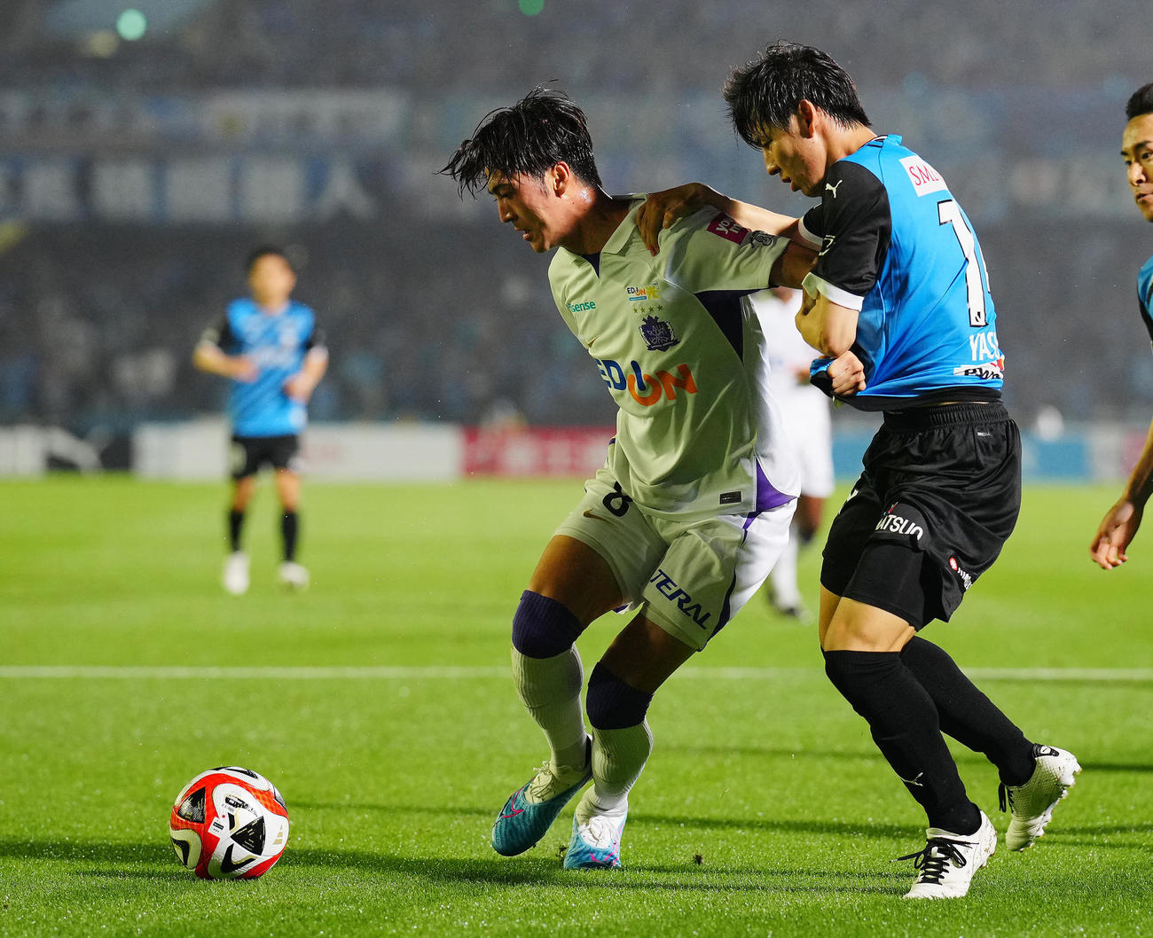 川崎F対広島　前半、身体を張って川崎F脇坂（右）の突破を阻む広島川村（撮影・垰建太）