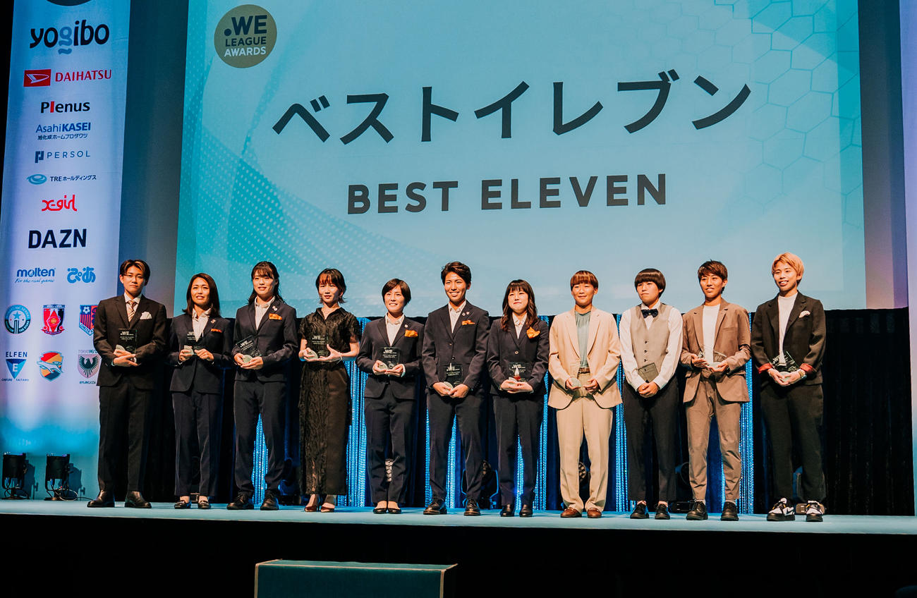 記念撮影する三菱重工浦和安藤（左から2人目）らベストイレブン（WEリーグ提供）