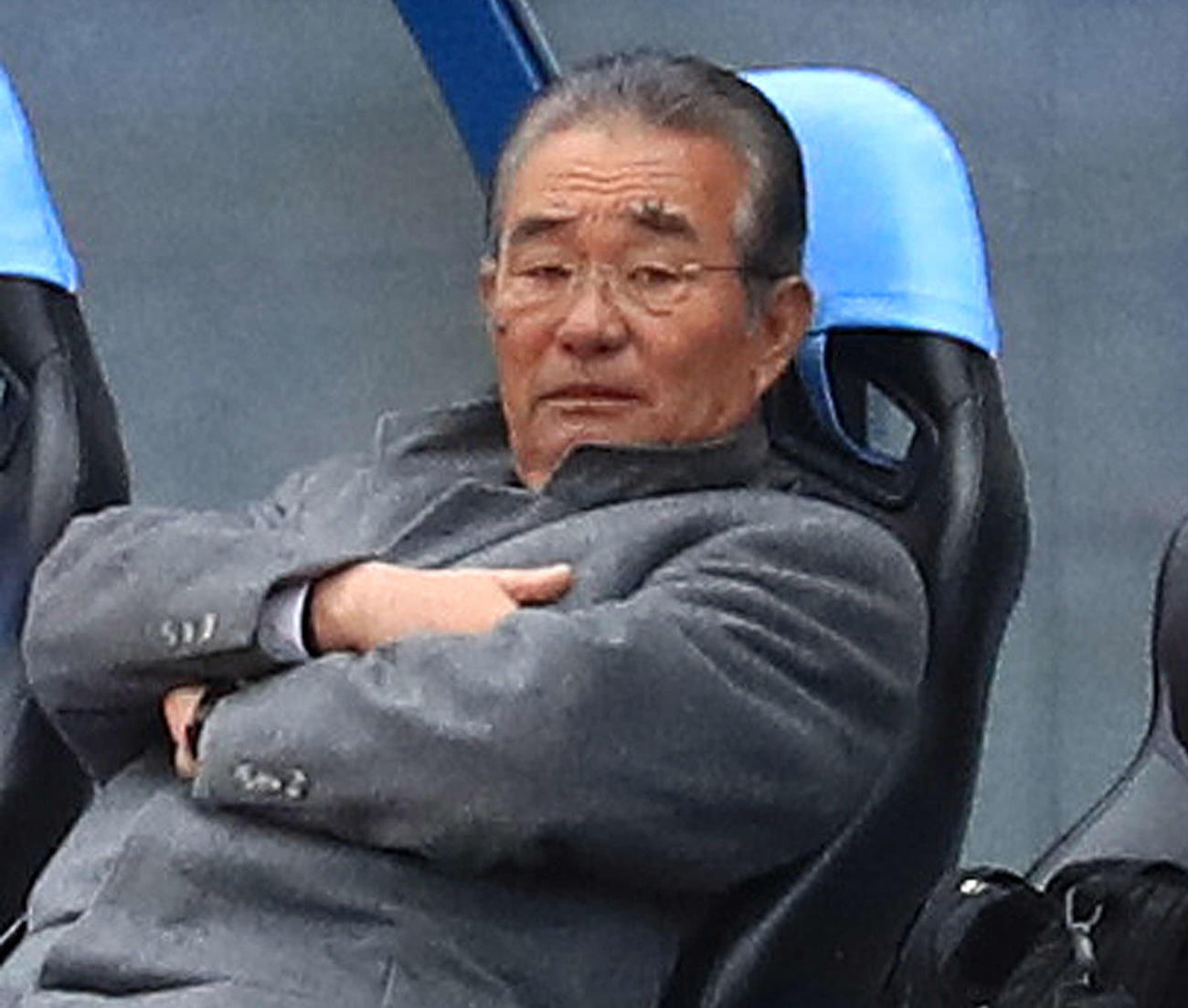 東福岡対尚志　前半、ベンチから戦況を見つめる志波芳則総監督（2017年12月撮影）