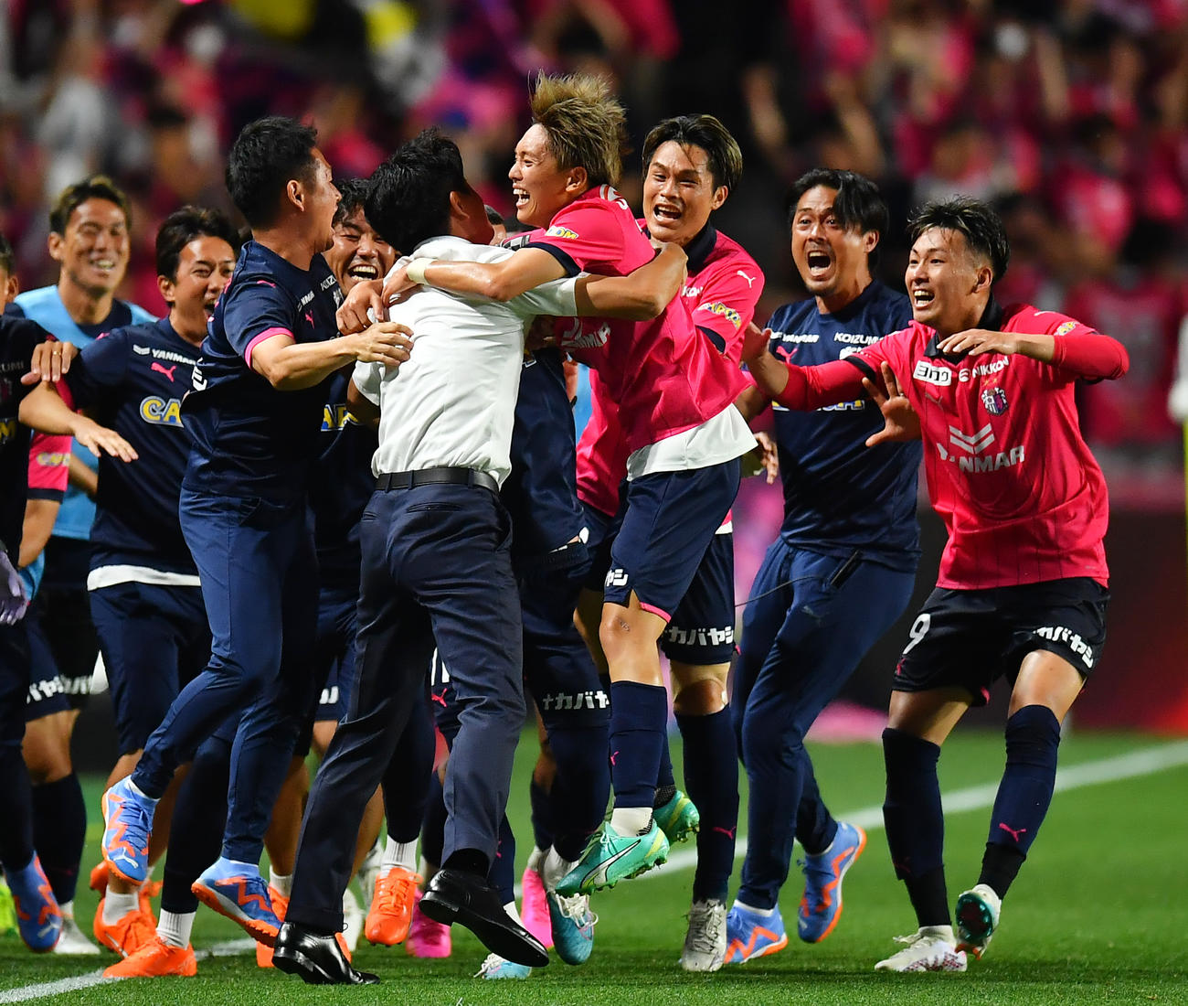 6月10日、C大阪対神戸　後半終了間際、決勝ゴールを決めC大阪小菊監督（中央左）と抱き合う北野（同右）