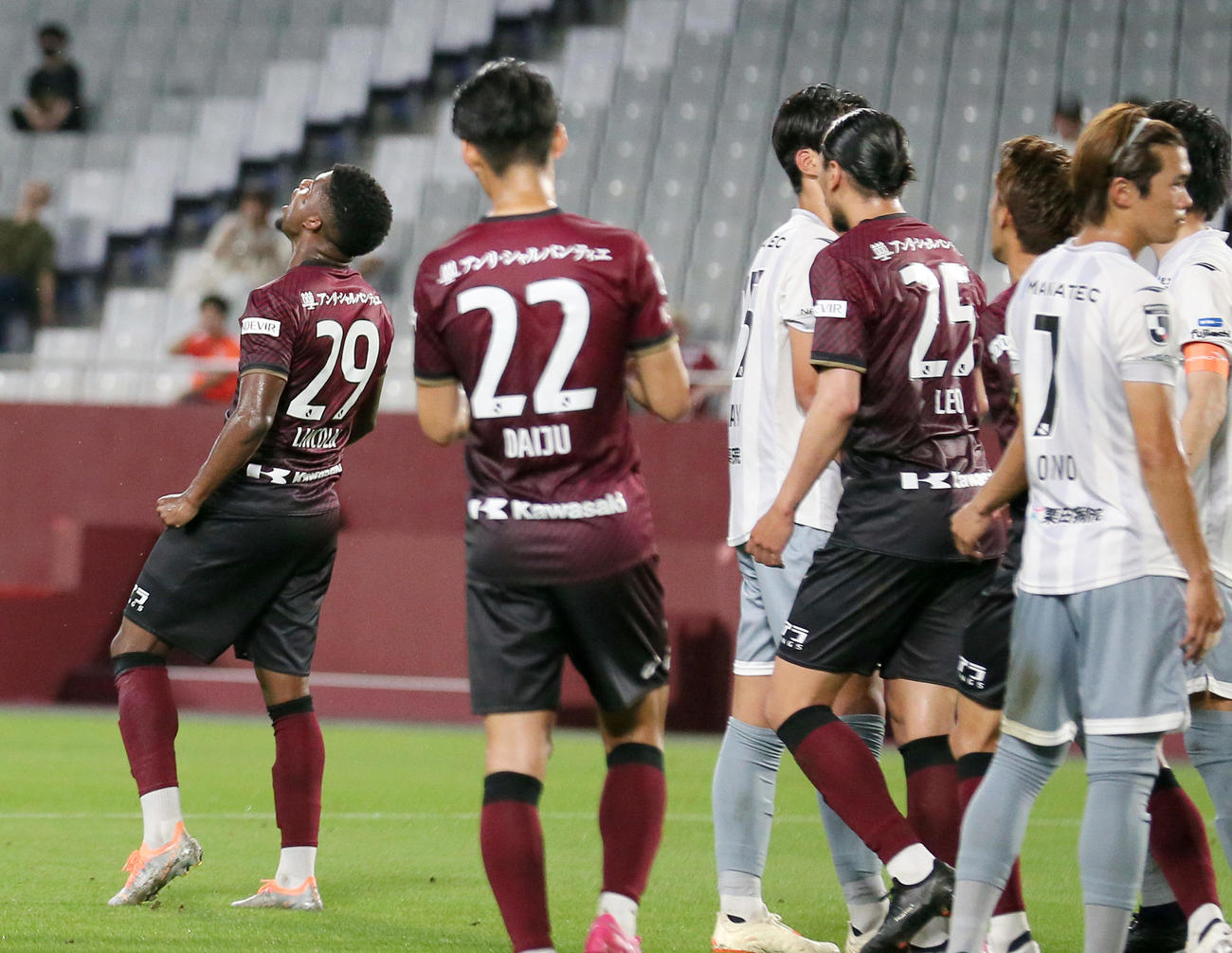 神戸対長野　前半、神戸リンコン（左）はヘディングシュートを決め歓喜する（撮影・上山淳一）