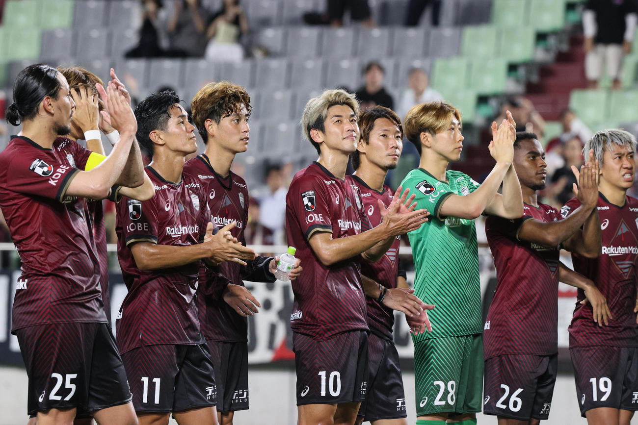 神戸対長野　長野に勝利し、サポーターにあいさつする神戸の選手ら（撮影・上山淳一）