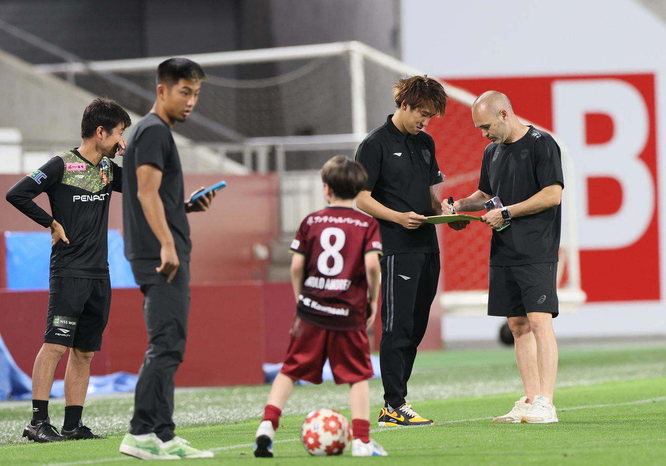 天皇杯2回戦・神戸対長野　試合後、神戸イニエスタ（右）は長野の選手にサインを書く（撮影・上山淳一）