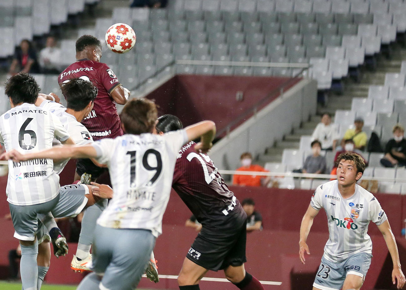 神戸対長野　前半、神戸リンコン（左から3人目）はヘディングシュートを決める（撮影・上山淳一）